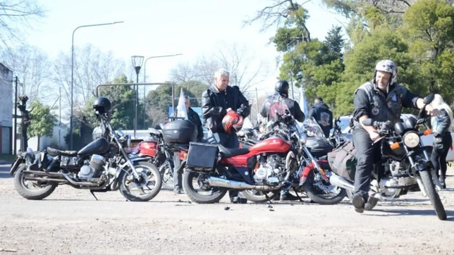 organizan un desfile de motos en la plata en conmemoracion al dia de la independencia