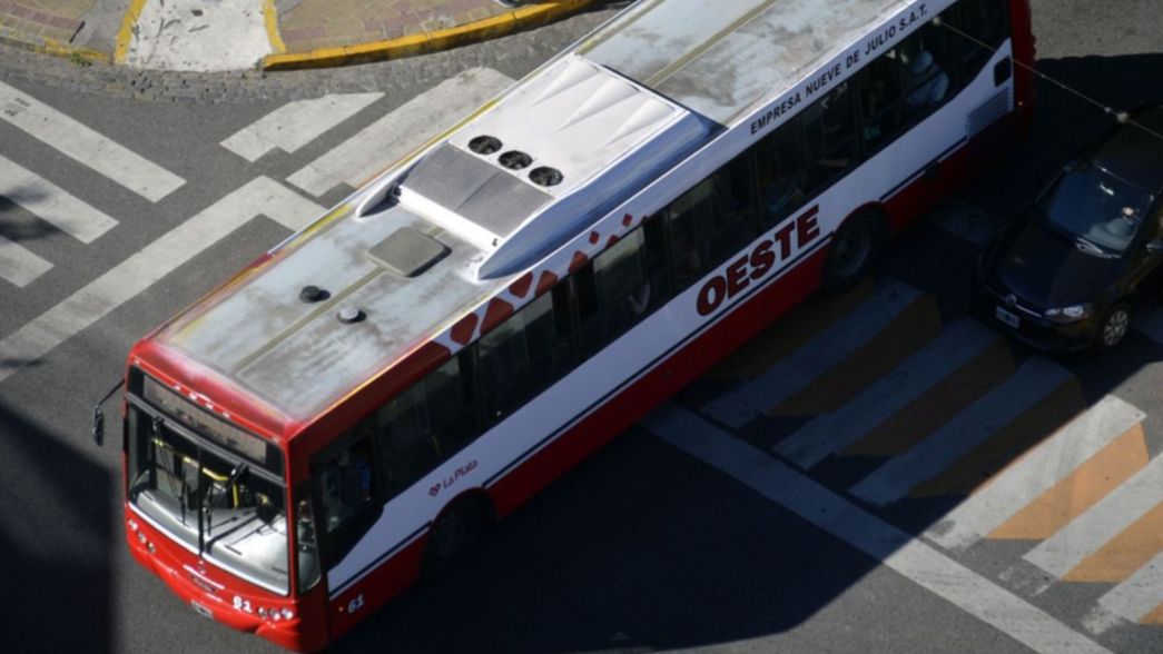 Ahora los pasajeros de todos los micros de la línea Oeste podrán leer 0221.com.ar