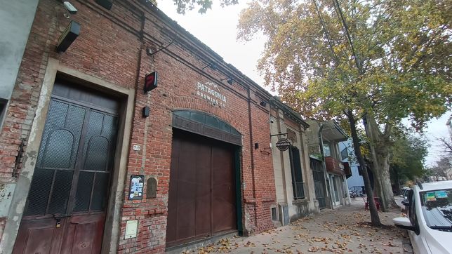 cerro un local de la cerveceria patagonia por el costo de los servicios y la caida de las ventas