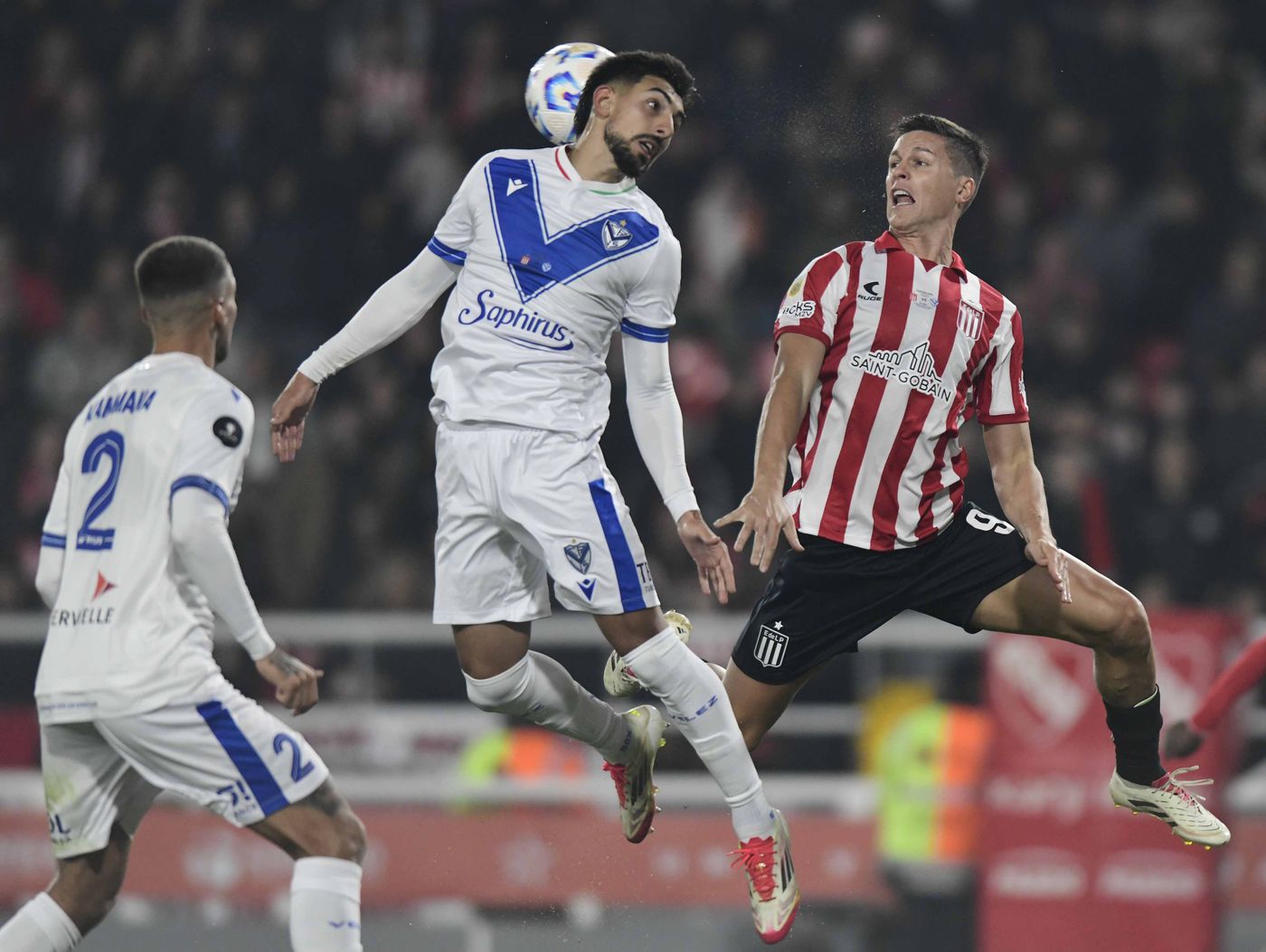 Guido Carrillo ganando de cabeza para Estudiantes. Guido Carrillo ganando de cabeza para Estudiantes.