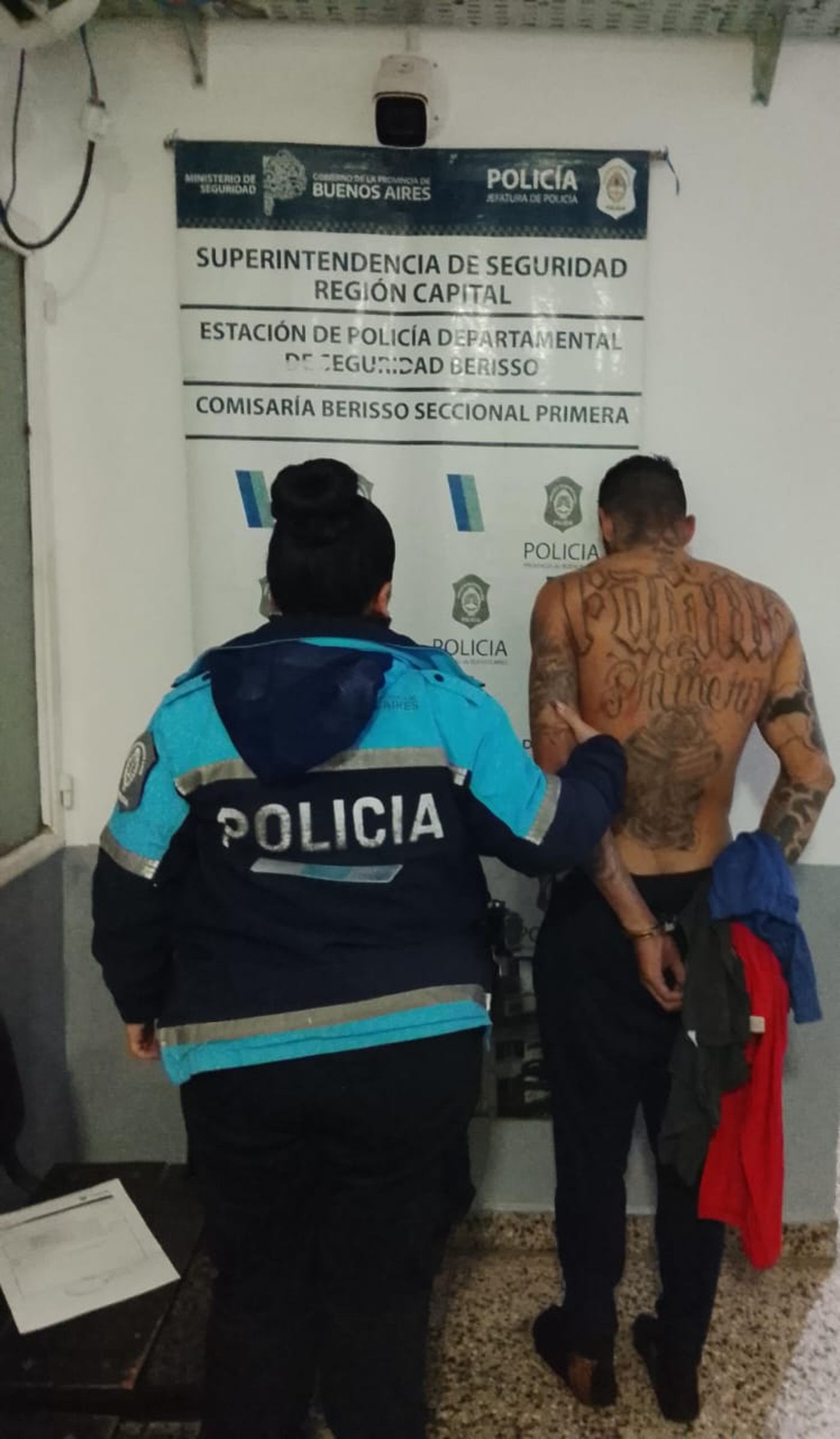 El joven fue aprehendido en una vivienda de Berisso pese a tener una medida cautelar que le imped&iacute;a permanecer all&iacute;