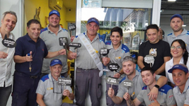 un historico playero de la plata se jubilo tras 45 anos y fue despedido con carino por clientes y companeros un historico playero de la plata se jubilo tras 45 anos y fue despedido con carino por clientes y companeros