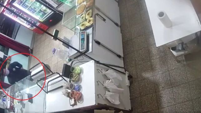 video: robo en un comercio frente a una comisaria de la plata y quedo filmado