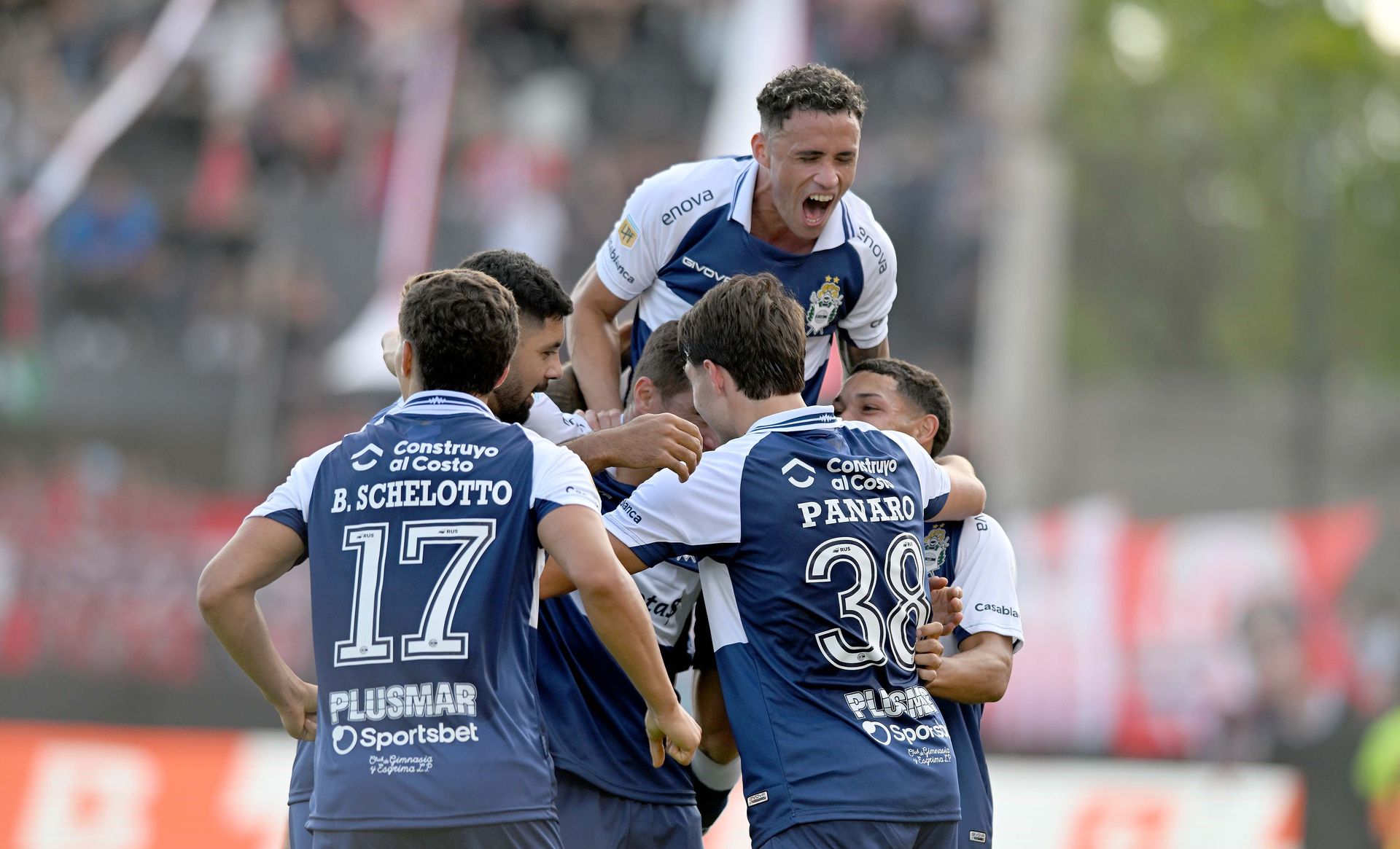 Gimnasia Barracas Central Festejo Gol Panaro (1)