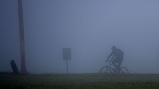 la niebla vuelve a ser un riesgo y emiten un alerta violeta para la plata y la region