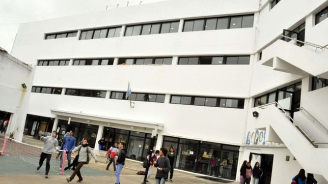 conmocion en el bachillerato de bellas artes: un albanil se cayo del techo y murio