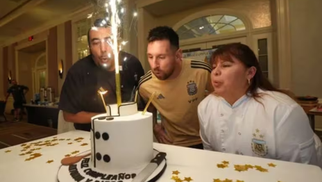Abel Pintos y más de 5.000 chicos homenajearon a Lionel Messi por su cumpleaños en Rosario Abel Pintos y más de 5.000 chicos homenajearon a Lionel Messi por su cumpleaños en Rosario