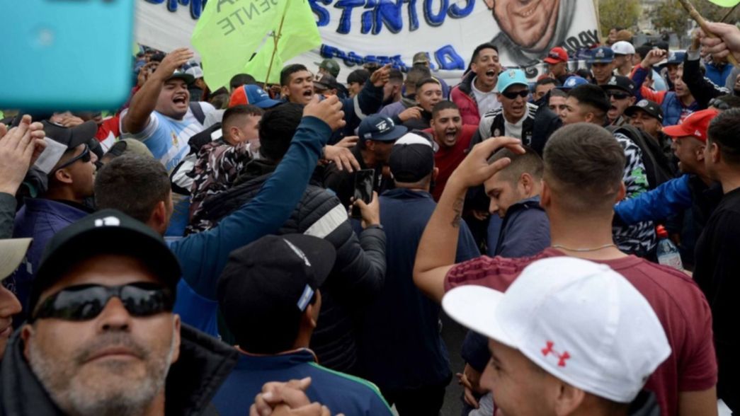 Obreros de la UOCRA La Plata coparon el Ministerio de Trabajo pidiendo cupos laborales