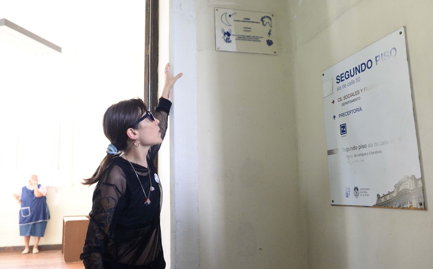 Placa en recuerdo de Lara Tolosa en el Colegio Nacional (7).jpg