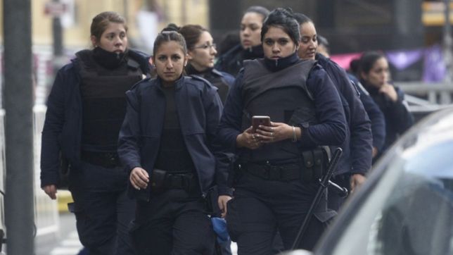 tras las quejas, le pagaran $3.000 a las policias que trabajaron en el encuentro feminista en la plata