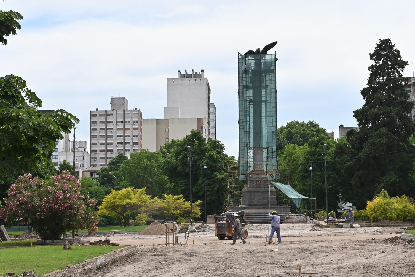 Trabajos en el traslado del monumento de Plaza Italia (6).jpeg