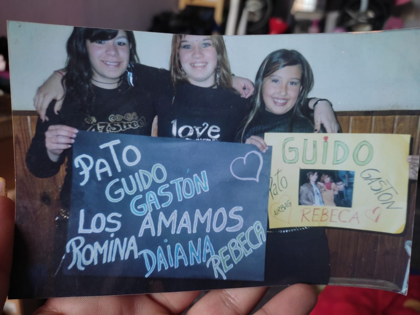 La imagen de Rebeca y sus primas en el primer recital de Airbag en el Luna Park, realizado en el año 2006.