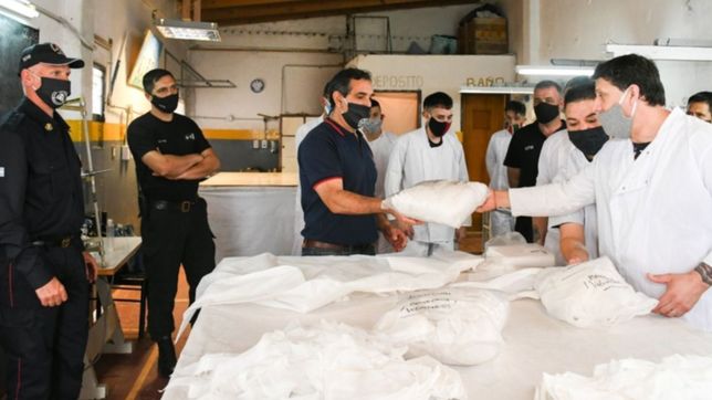 presos de la plata confeccionaron tapabocas para los bomberos de san miguel del monte