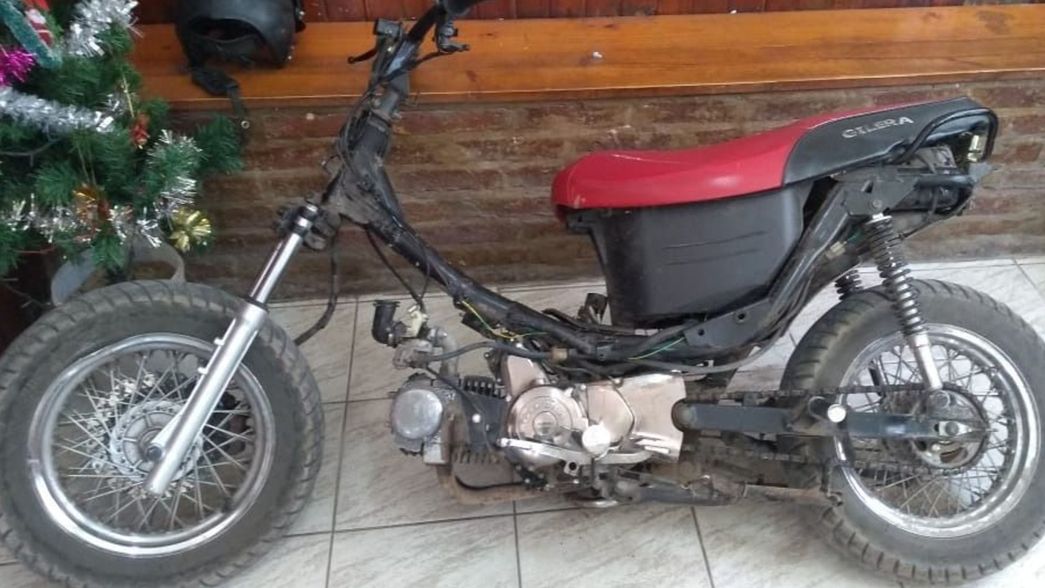 Cometieron un raid en una moto robada, los persiguió la Policía y terminaron detenidos
