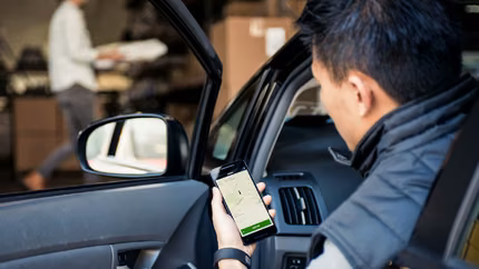 Taxistas persiguieron a un conductor de Uber y le dieron una paliza