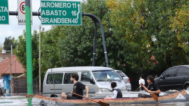 las victimas y un heroe, las dos prosas por la inundacion que enorgullecen