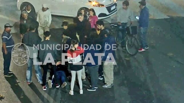al borde de la tragedia: una ciclista se cruzo delante de un auto y termino internada