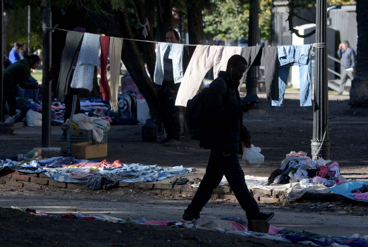 Manteros Vendedores ambulantes Plaza San Martín (3).JPG