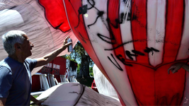 el dia en que la bruja firmo el leon inflable gigante que queria entrar a la cancha