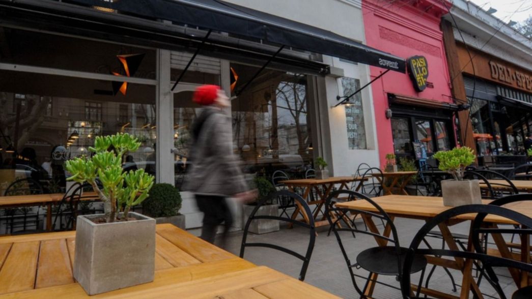 Comerciantes platenses planean abrir hasta la medianoche durante el Encuentro Feminista