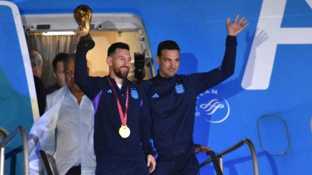 la copa del mundo esta en casa: una multitud recibio a la seleccion en ezeiza