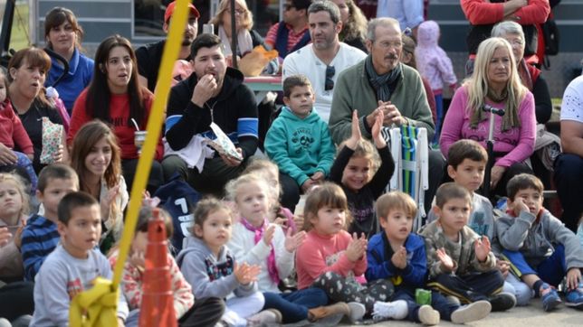 juegos, artesanos y gastronomia: asi se vivio el dia del trabajador en plaza azcuenaga