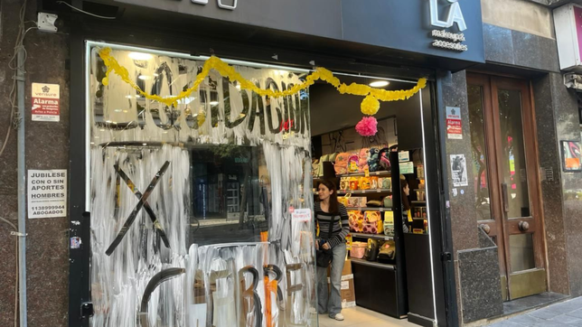 un local de maquillajes de la plata cierra y liquida todo con descuentos de hasta el 50%
