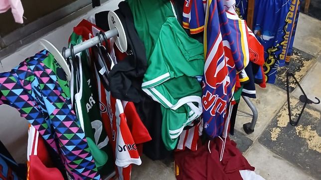 robaron un conocido local de camisetas en berisso y se llevaron cerca de un millon de pesos en mercaderia