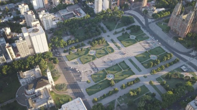 restauran una emblematica escultura de plaza moreno tras 40 anos