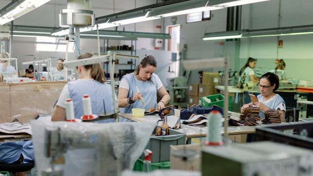 la empresa detras de fila, umbro y asics cierra una de sus fabricas y despide a casi 360 trabajadores