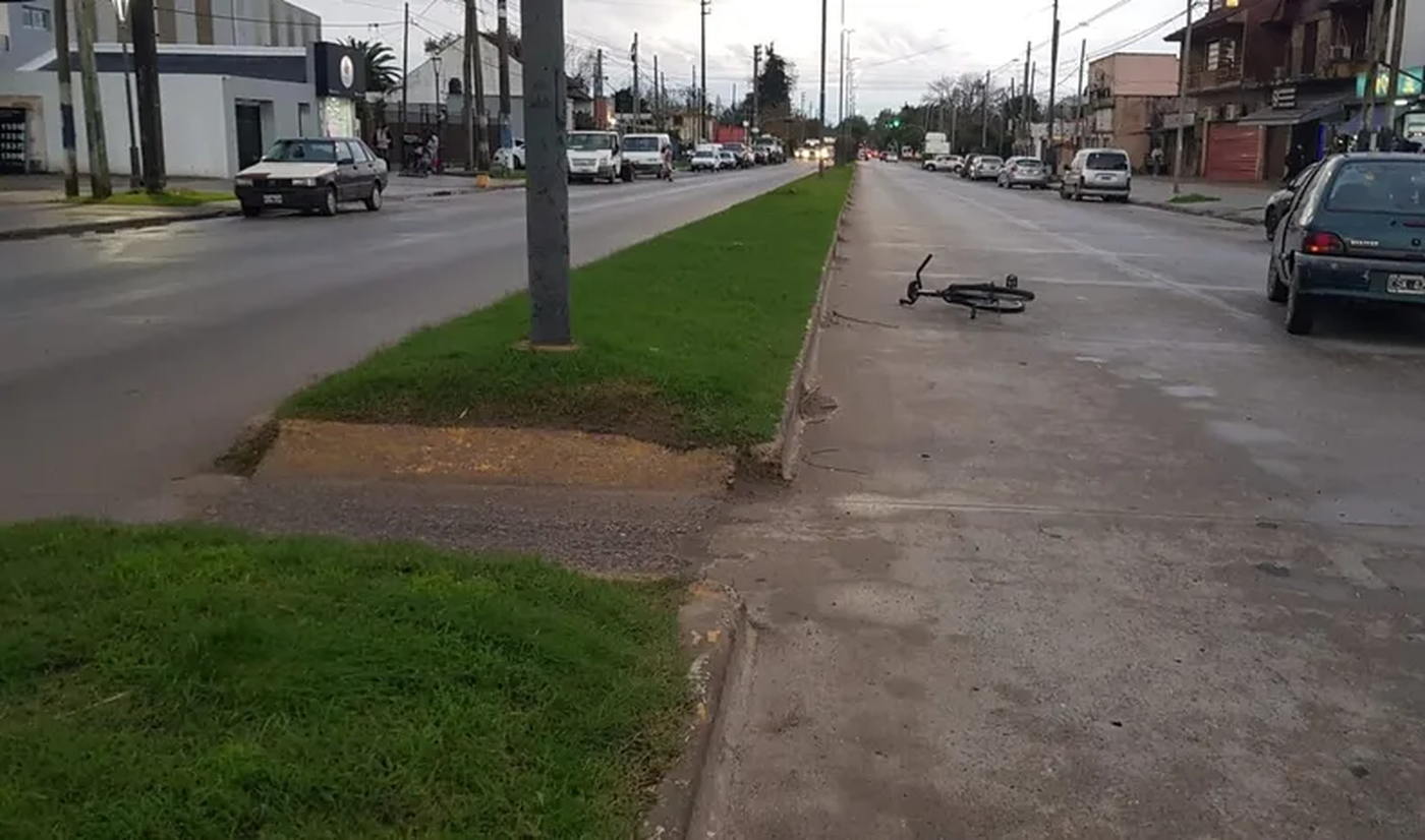 El ciclista tuvo que ser internado tras el fuerte accidente de tránsito en La Plata. El ciclista tuvo que ser internado tras el fuerte accidente de tránsito en La Plata.