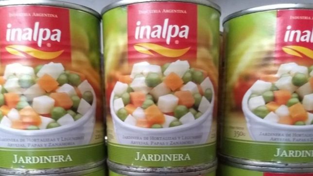 abrio una lata de ensalada jardinera y encontro mucho mas que zanahorias, papas y arvejas
