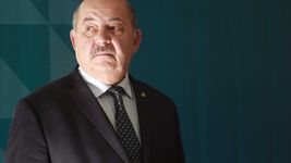 el perfil de tauber: va por su tercer mandato y lleva 30 anos como funcionario de la unlp