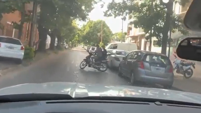dos ladrones robaron una moto en la plata y quedaron filmados desde varios angulos