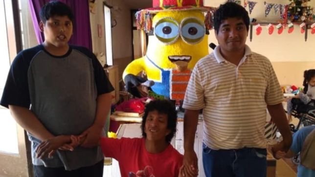 chicos con discapacidad del hospital san lucas armaron su muneco de fin de ano