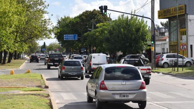 colocaron semaforos en mas de una docena de esquinas clave de la plata