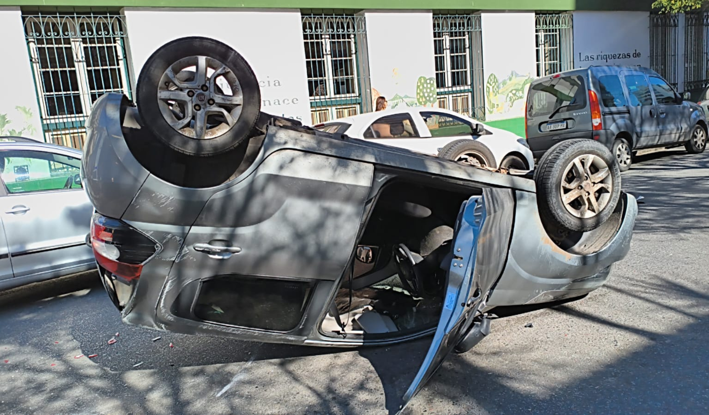 El Fíat quedó volcado en plena calle 11, pero el conductor pudo salir por sus propios medios