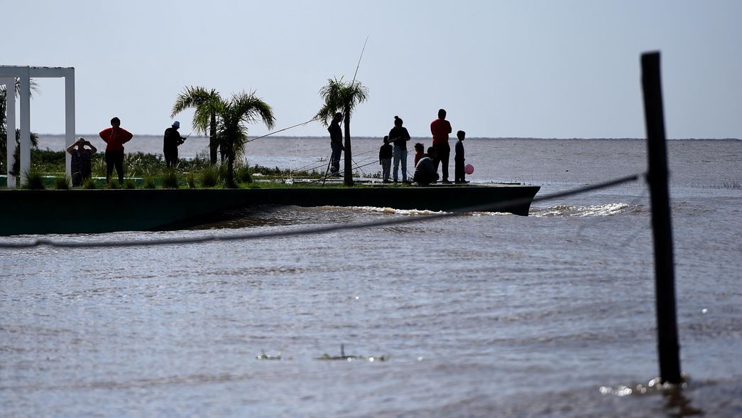 Hallaron sin vida a uno de los pescadores desaparecidos en el Río de la Plata y sigue la búsqueda del otro