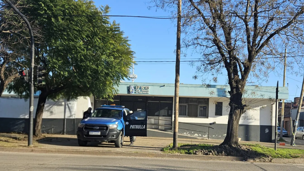 Destrozaron puertas y ventanas de una escuela platense y robaron notebooks y parlantes