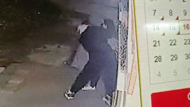 video: forcejeo, amenazas y robo durante un violento ataque motochorro en la plata