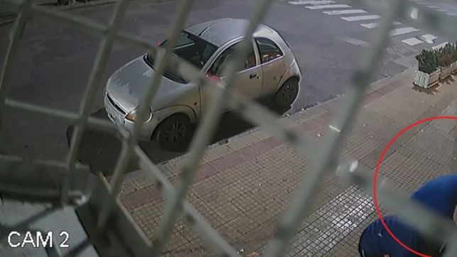 video: asi entraron a un local de comidas de la plata y se llevaron la registradora