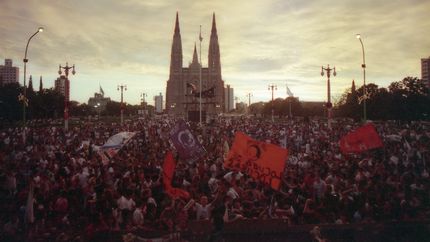 El día en que Los Piojos conmovieron a Plaza Moreno con Ando Ganas