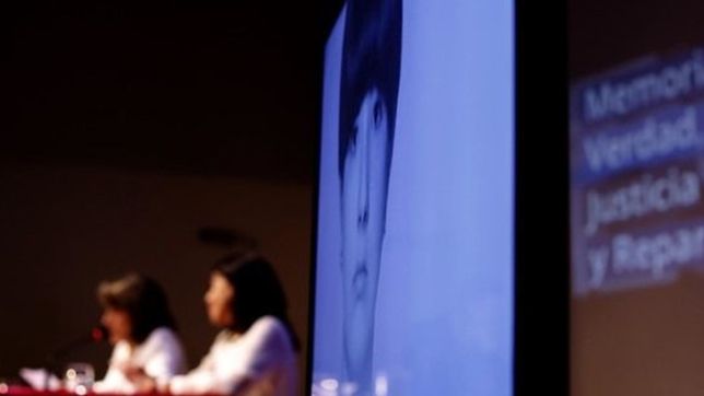 la unlp entrego legajos a familiares de victimas del terrorismo de estado en el liceo