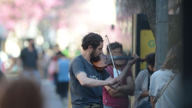 asi se vive la reactivacion con las peatonales en los centros comerciales de la plata