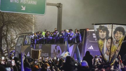 La Selección argentina fue recibida por una marea celeste y blanca en su vuelta a casa