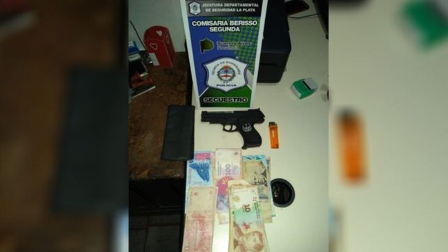 robo en una estacion de servicio con un arma de juguete y lo detuvieron