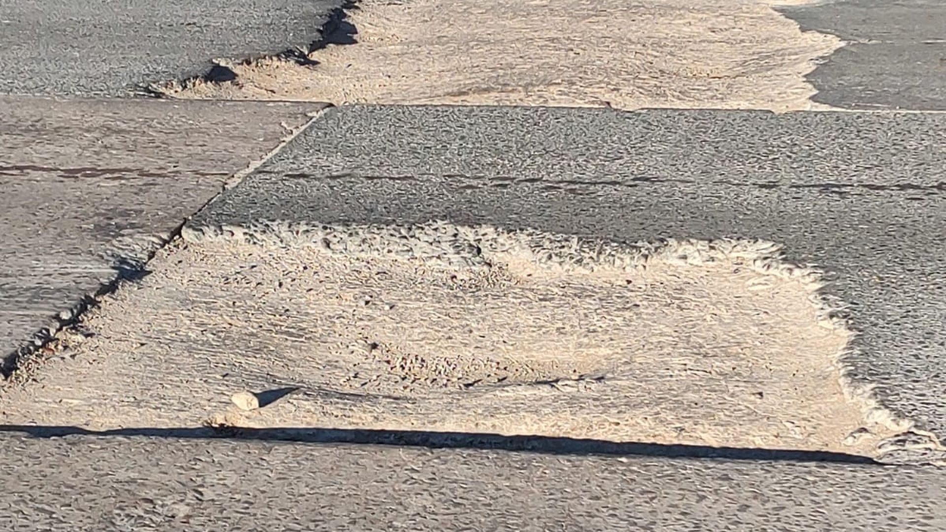 Vecinos de Tolosa reclaman el arreglo de dos baches que ya causaron varios choques