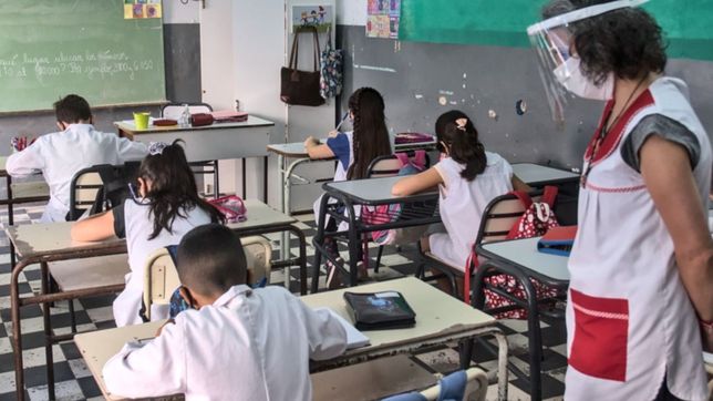 lanzan una masiva campana de vacunacion para garantizar la presencialidad