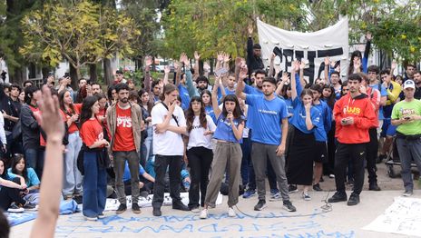 La UNLP siguen con tomas, asambleas y clases públicas