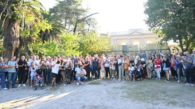 en medio de la disputa con provincia, vecinos participaron del abrazo al teatro del lago